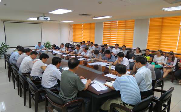 積極貫徹政府會議精神 迎接“十一黃金周” 迪尼斯酒店開元店組織全體員工認真學(xué)習《食品安全法》